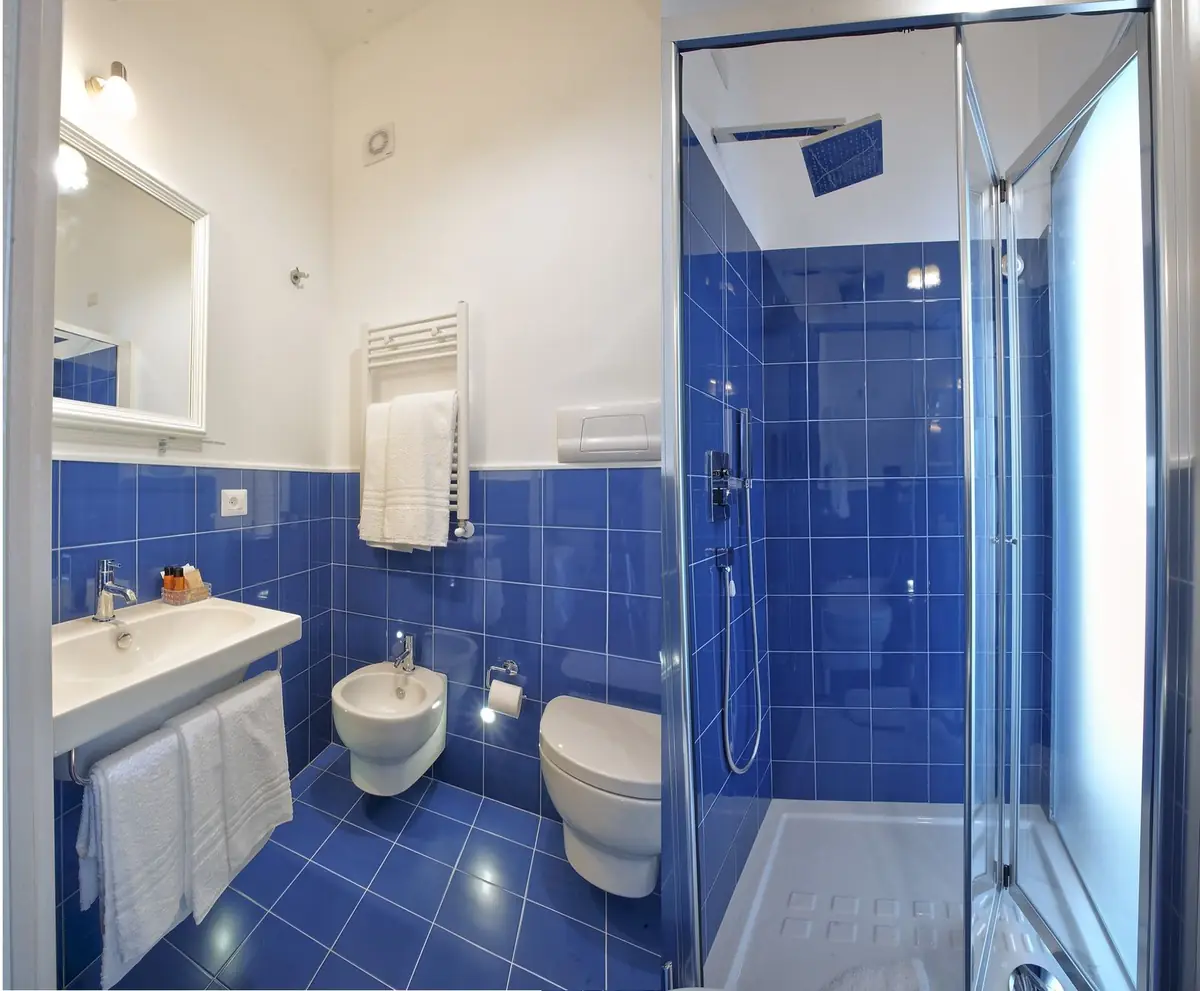 Bagno in maiolica blu con doccia