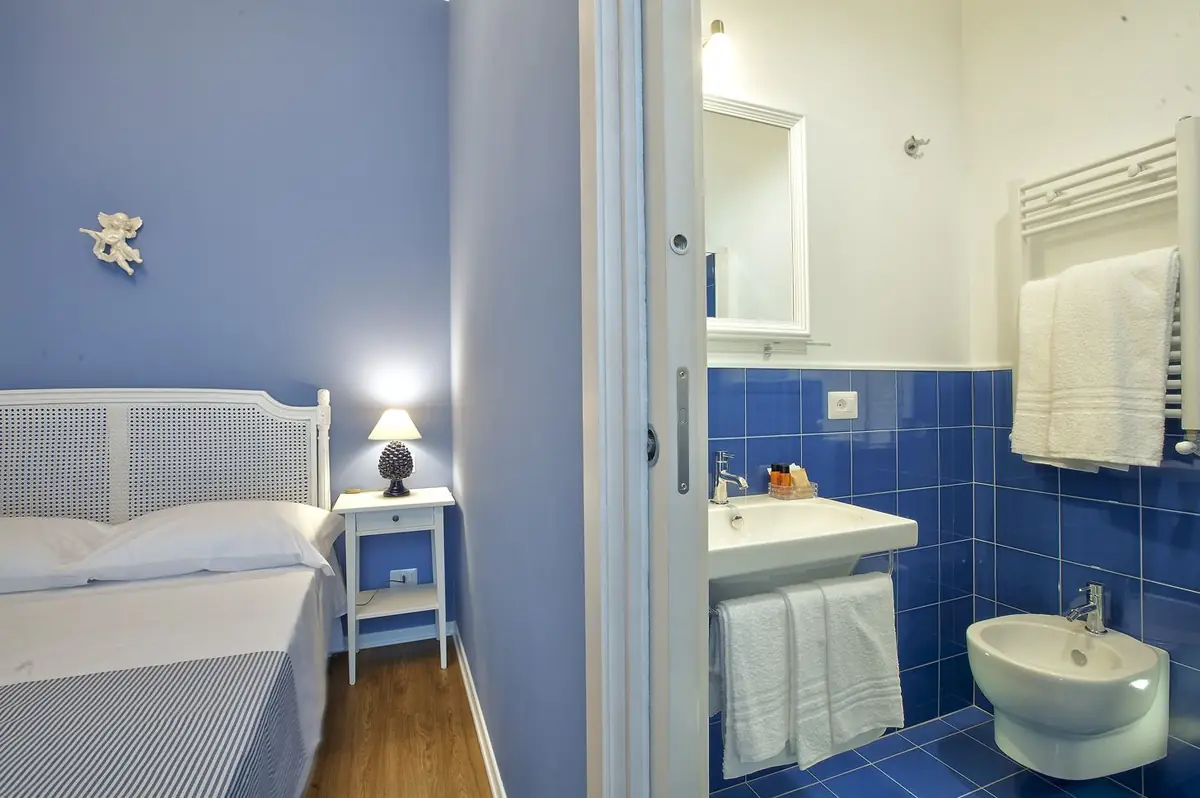La Camera Blu vista dal letto, con il bagno in maiolica blu accanto