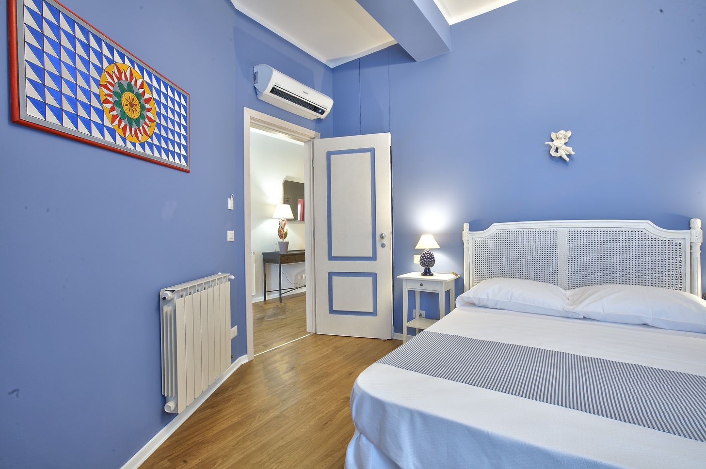 La Camera Blu, matrimoniale, con testiera in paglia di Vienna