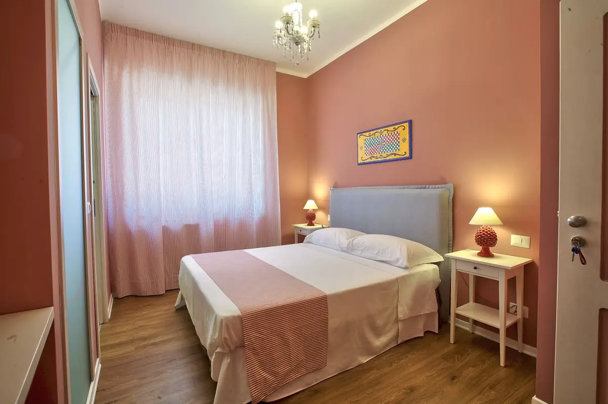 La Camera Rossa con lampade a pigna in ceramica