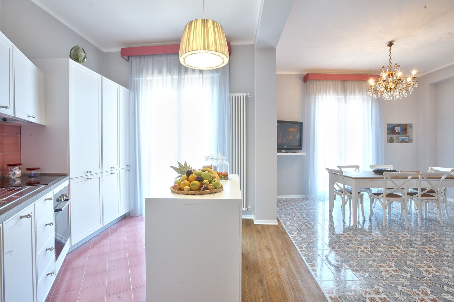 La cucina in comune e la zona living