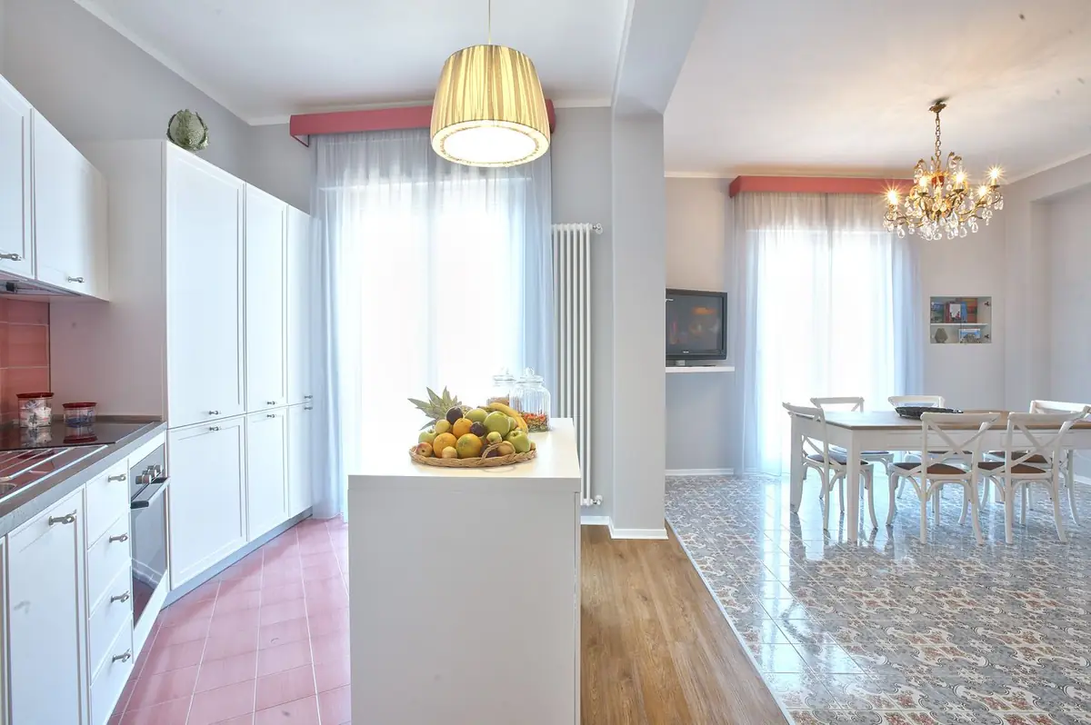 La cucina in comune e la zona living