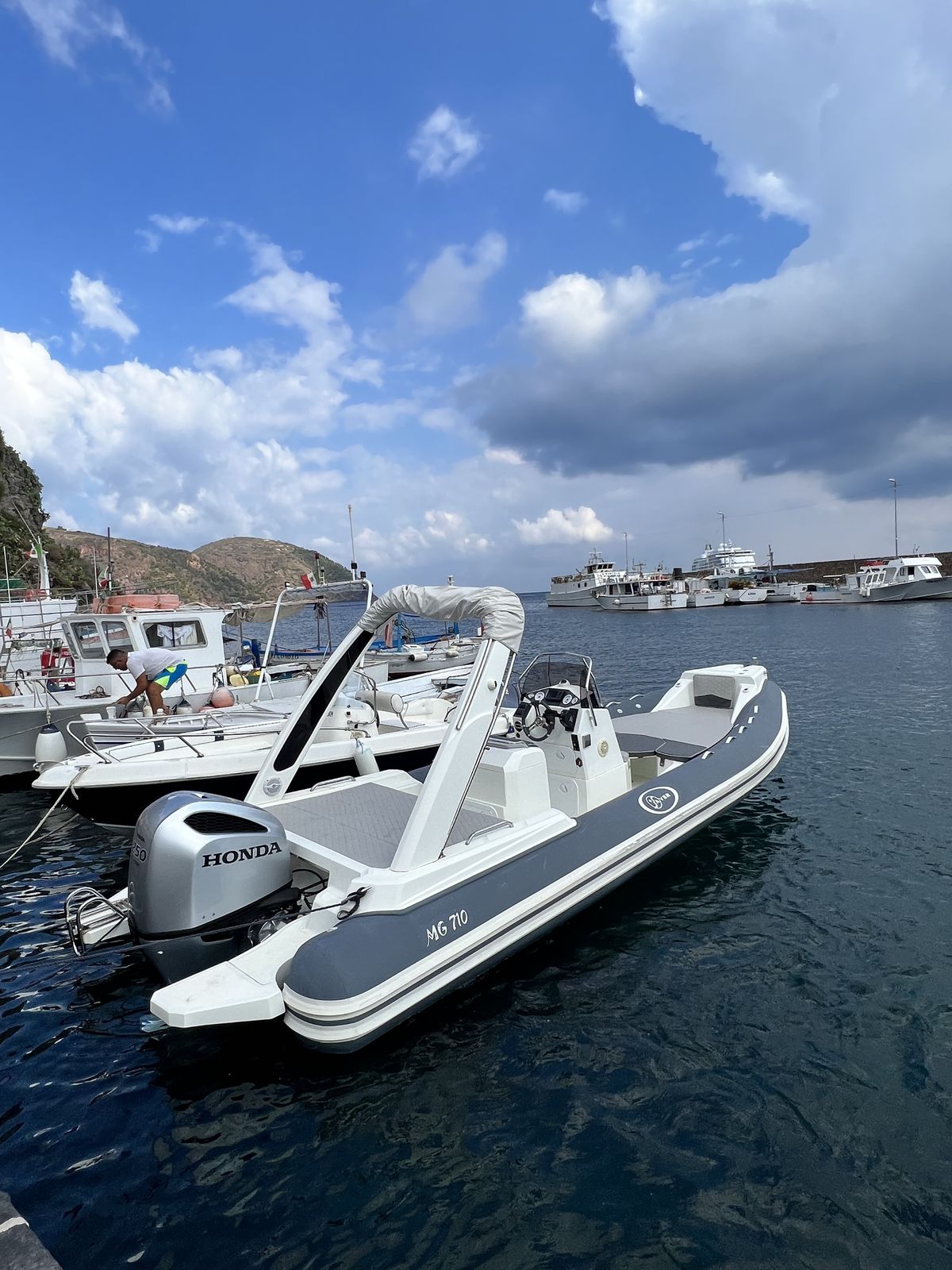 Il gommone Saver 710 ormeggiato alla Marina di Capo d'Orlando