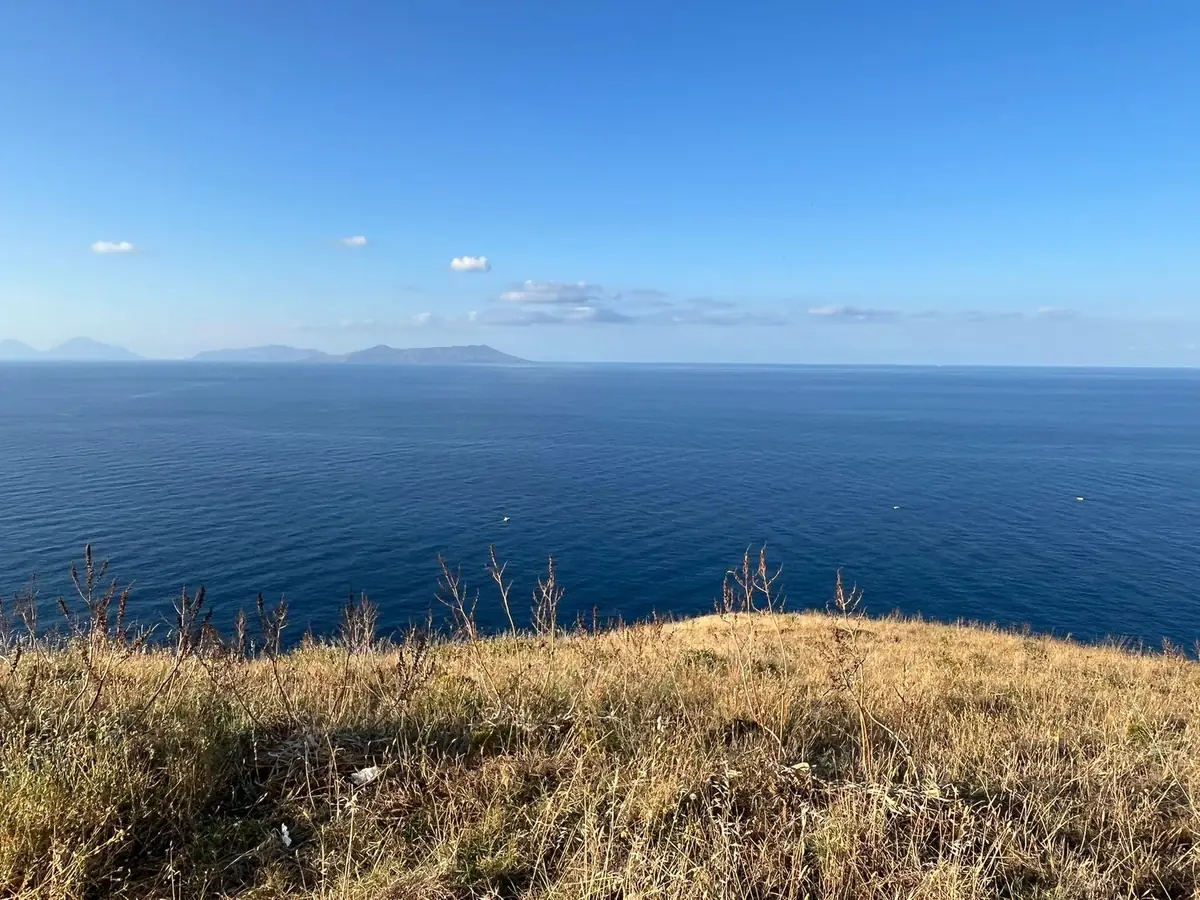 Le Isole Eolie viste dalla sommità di Capo Calavà, allineate sull'orizzonte