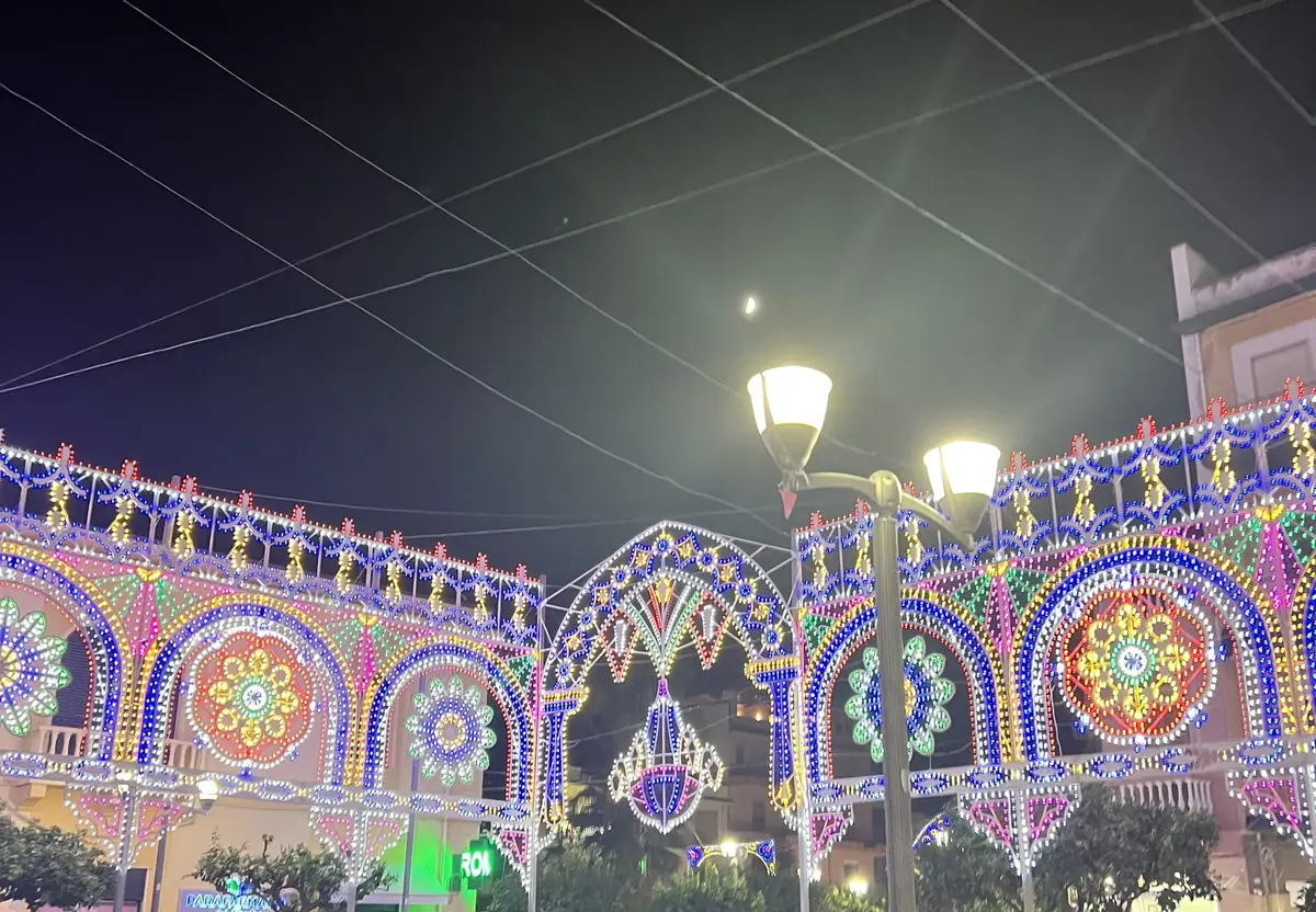 Le luminarie della festa e la luna sopra il centro di Capo d'Orlando