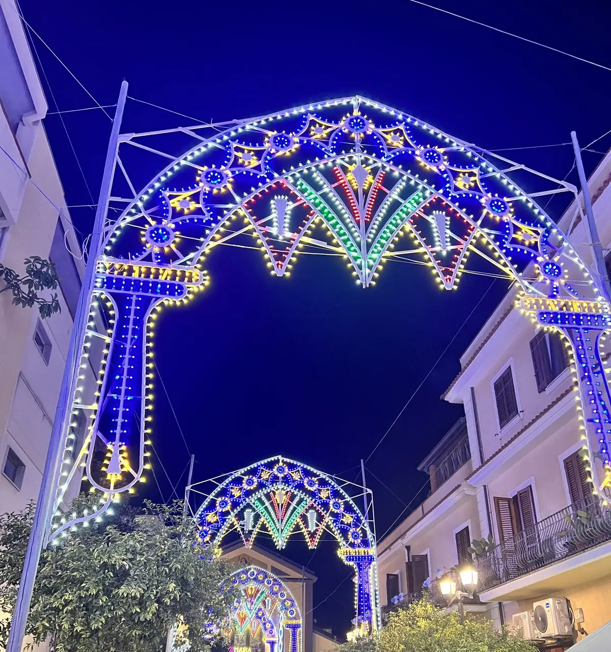 Archi di luminarie su via Libertà la sera del 22 ottobre