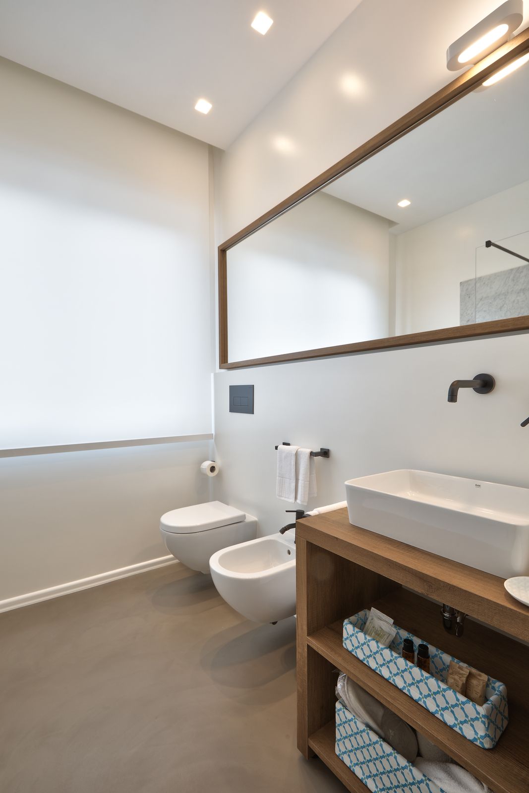 Arancio: bathroom with walk-in shower