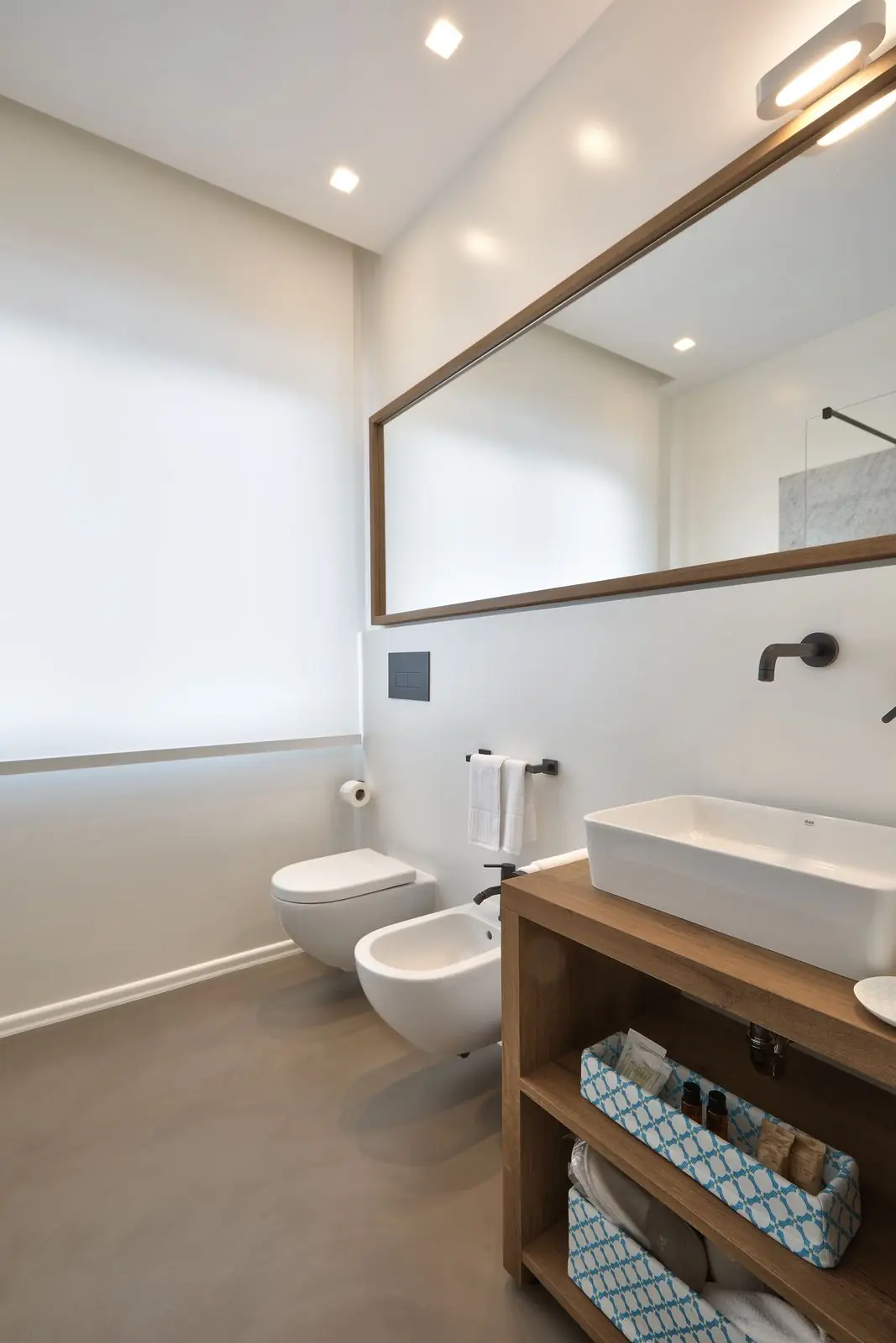 Arancio: bathroom with walk-in shower