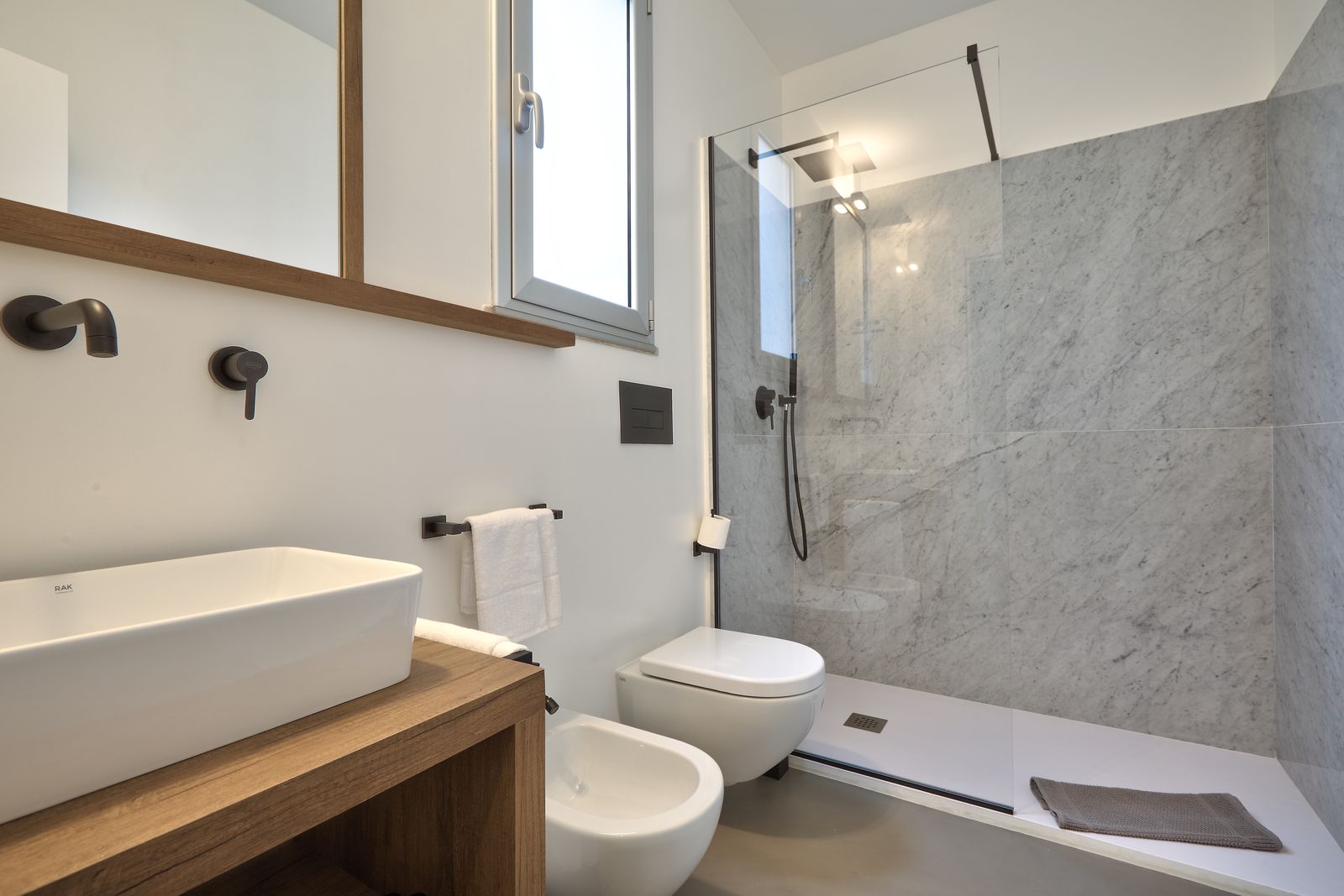 Grigio: the Carrara-marble bathroom