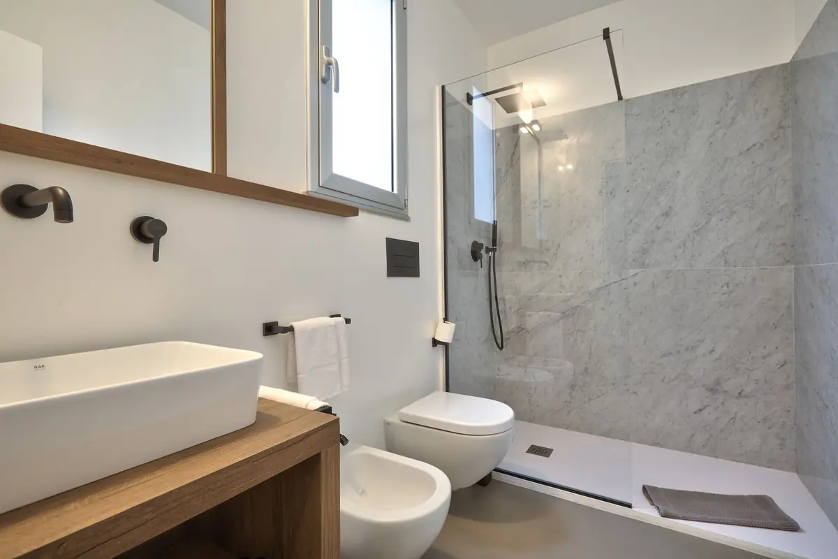 Grigio: the Carrara-marble bathroom