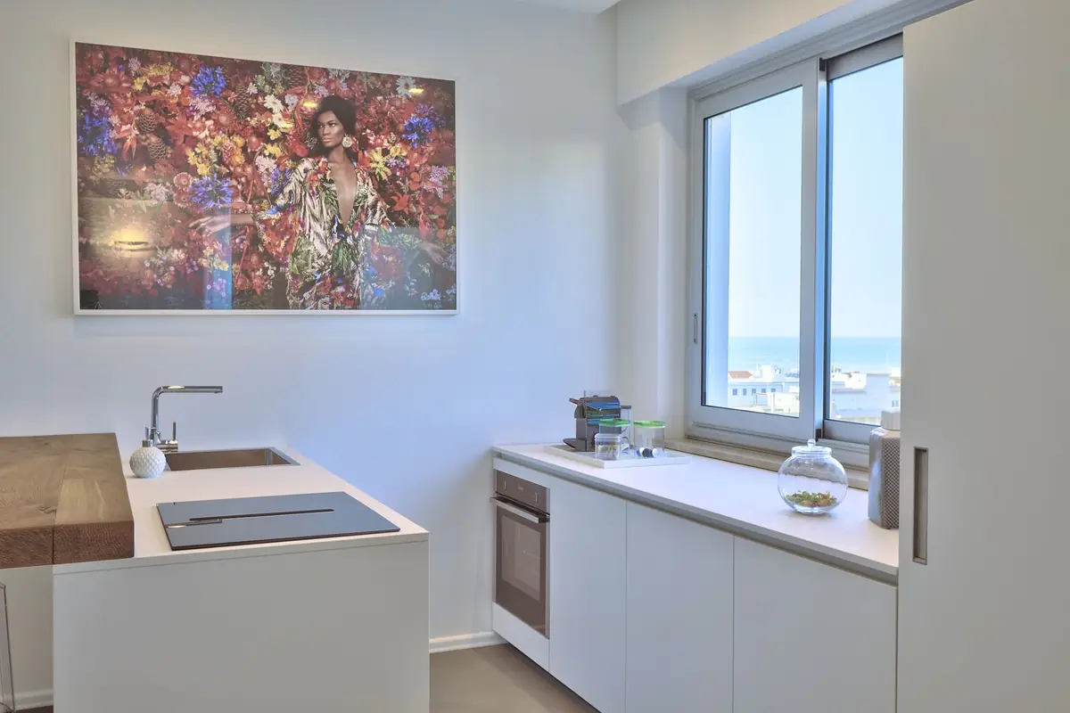 Grigio: the kitchen corner with a sea-view window
