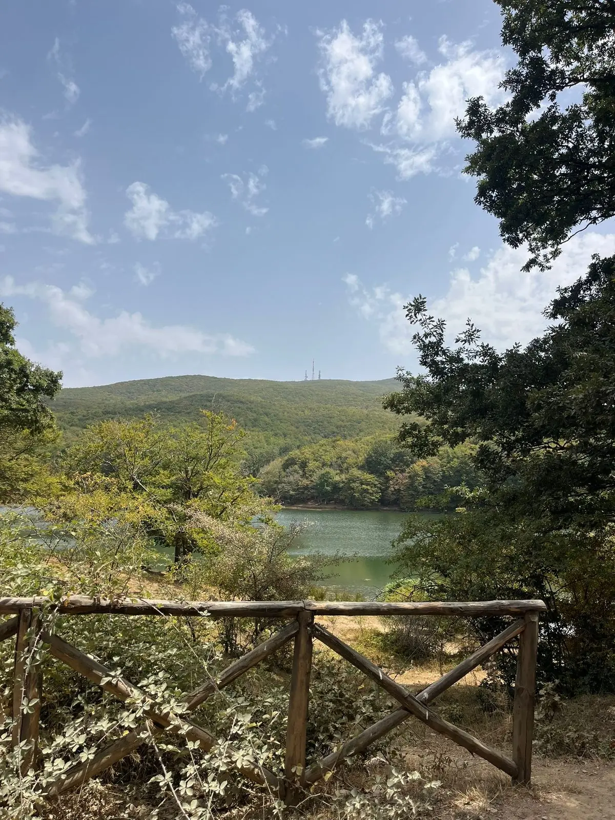 Il lago Maulazzo e, sullo sfondo, il fianco boscoso del Monte Soro con le antenne della vetta