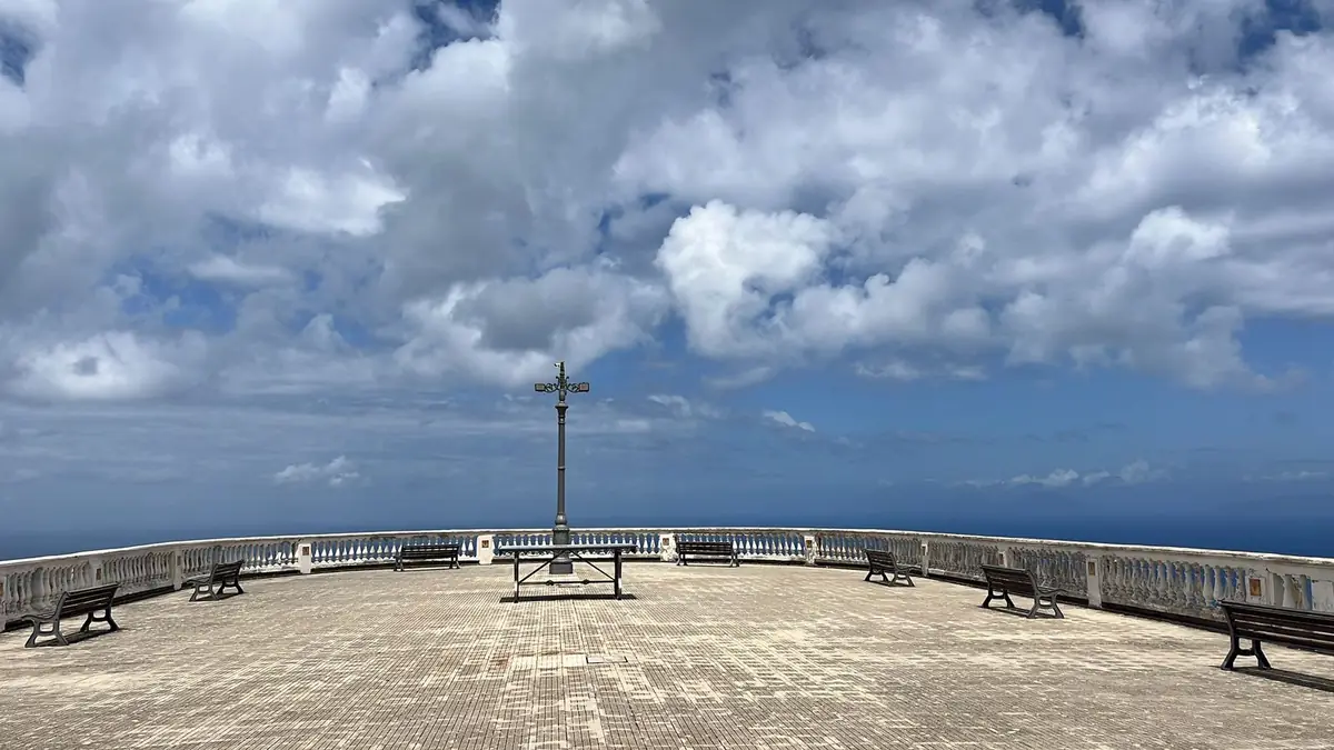 La balconata della Guardiola di Piraino, con le panchine e la balaustra bianca sul cielo