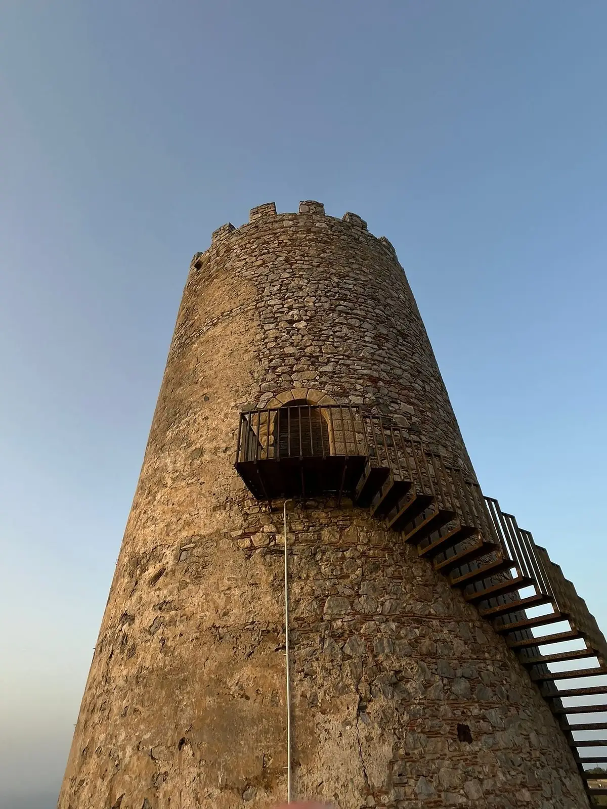 La Torre Saracena di Piraino vista dal basso, con la scala di ferro esterna