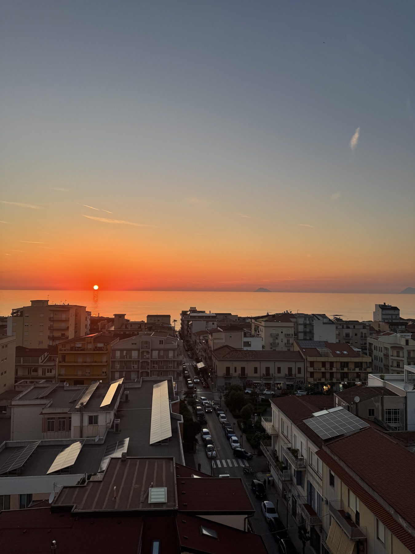Il corso che scende verso il mare e il sole che cala in fondo, visto dall'alto