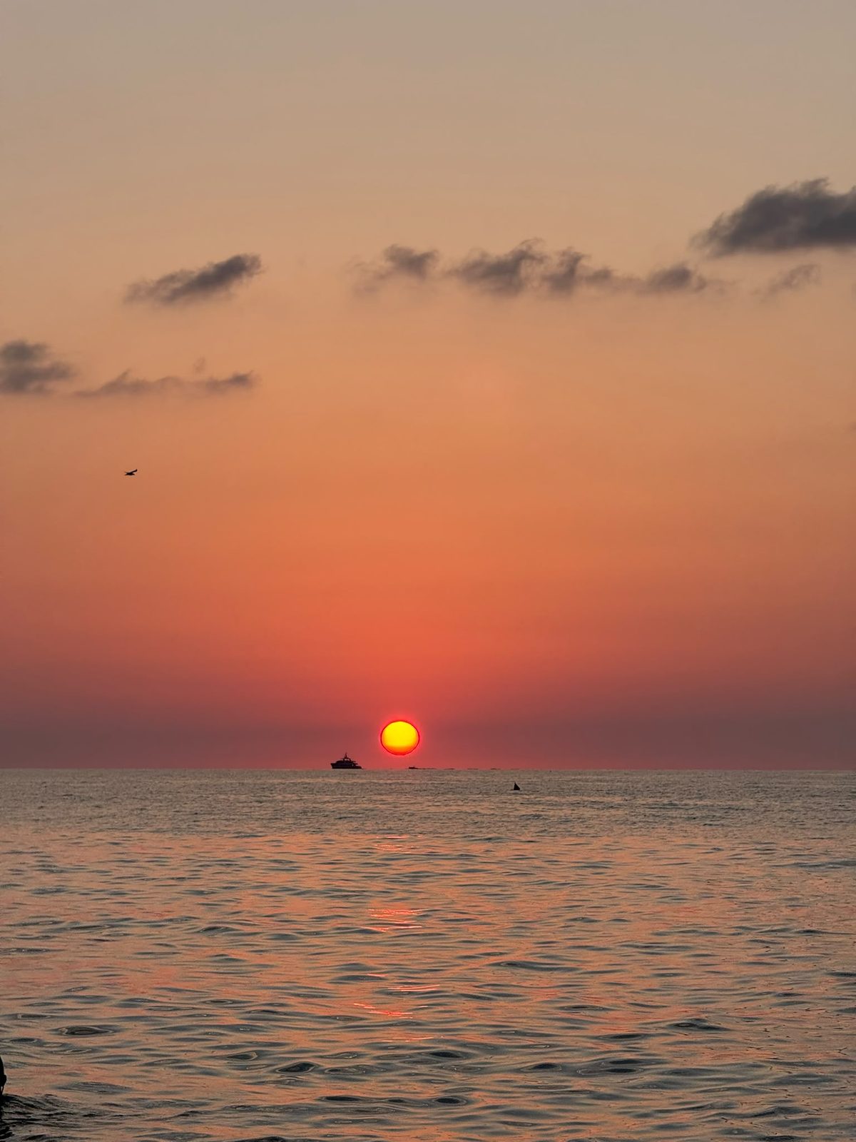 Il disco del sole che tocca l'acqua davanti a Capo d'Orlando